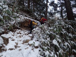 燕岳に向けて登山中