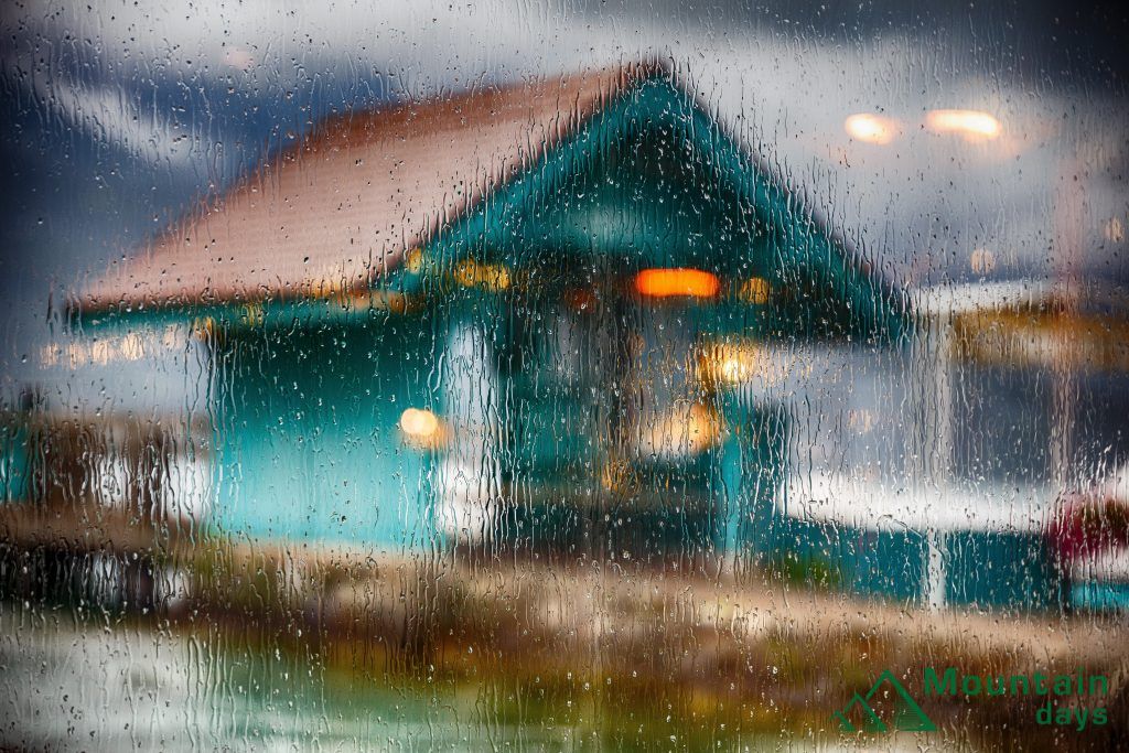 雨の日の山小屋