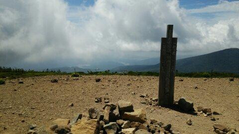 東吾妻山山頂にある標識の写真