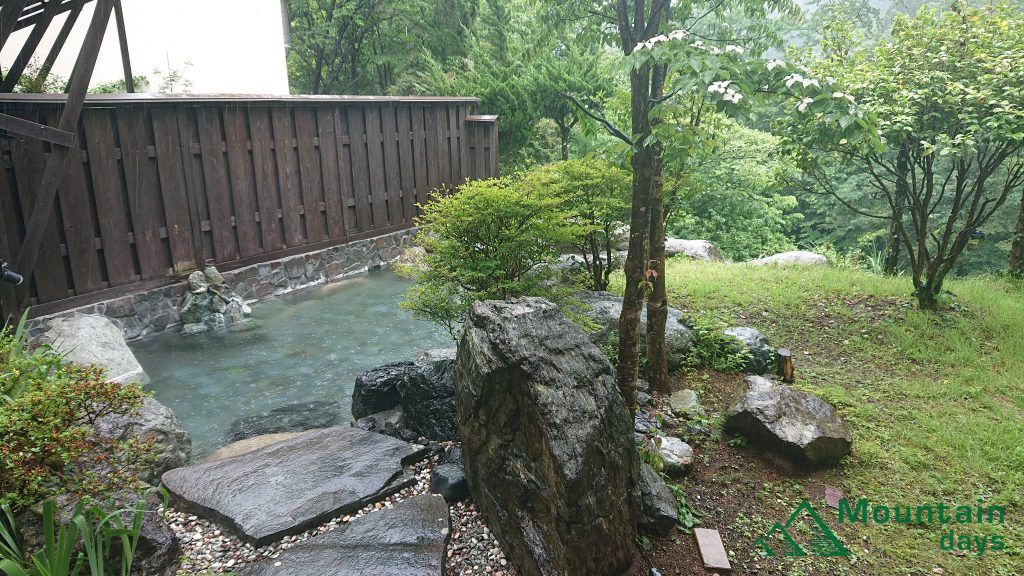 桃の木温泉山和荘の露天風呂写真。