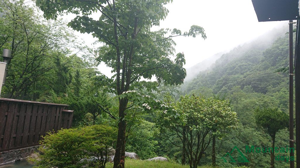 桃の木温泉山和荘の露天風呂から見える風景写真。