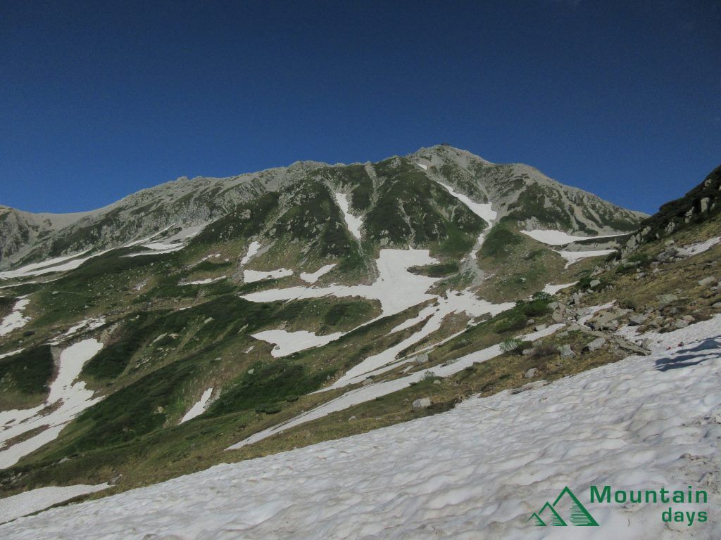 残雪も多く残る立山を室堂側から雄山と稜線を撮った写真。