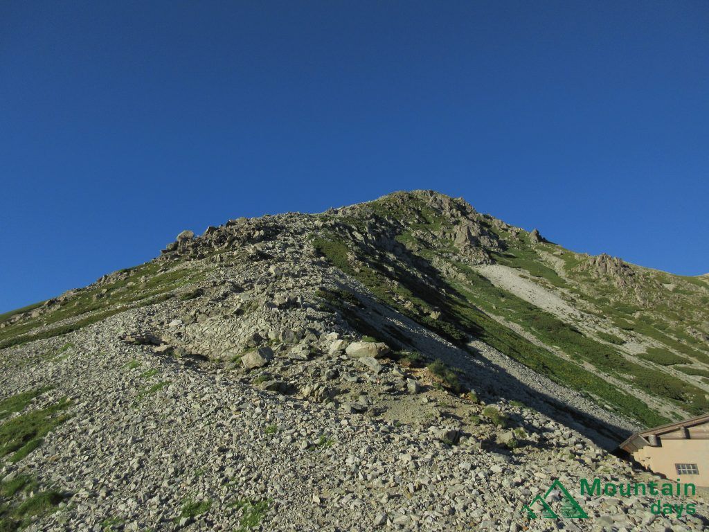一ノ越山荘から雄山までの登山道を撮った写真