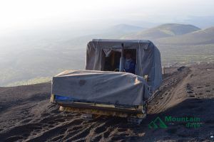 富士山で活躍するブルドーザー