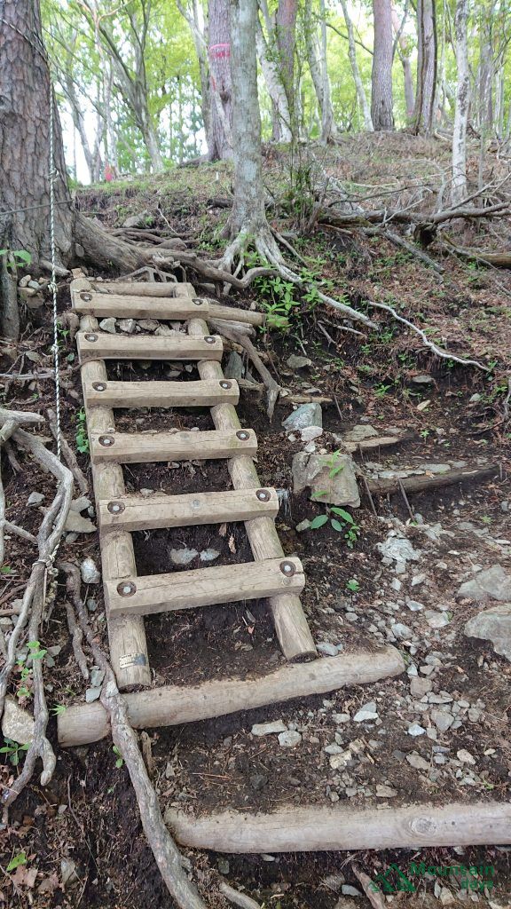 鍋割山までハシゴを利用するところも2箇所ほど存在している