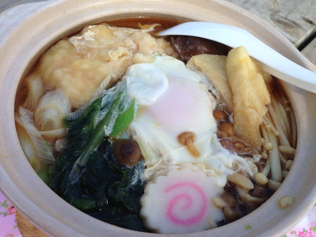 鍋割山で食べることのできる鍋焼きうどんは卵や天ぷら、キノコなどが入って具沢山で美味しいんです!