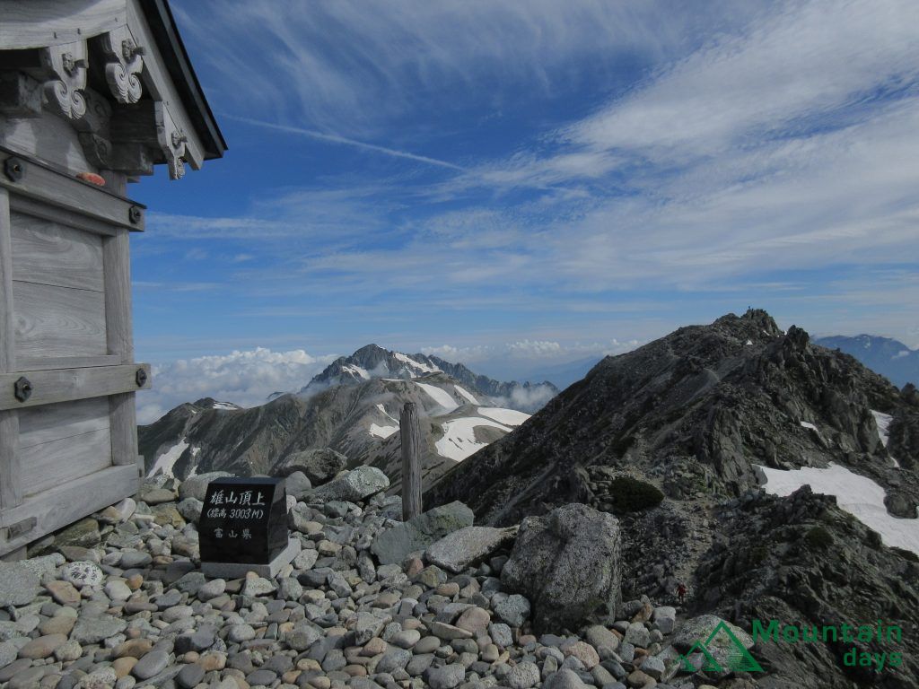雄山山頂にある神社から見る剱岳を移した写真。