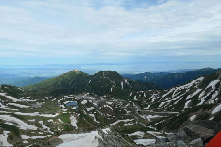 室堂と富山湾が一望できる写真