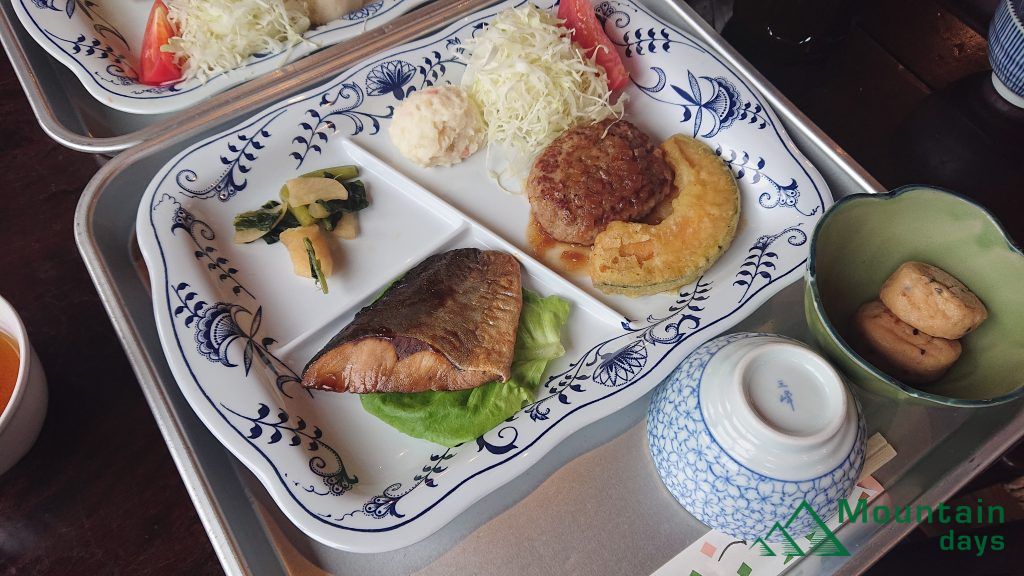 涸沢ヒュッテの晩御飯を斜め横から撮った写真