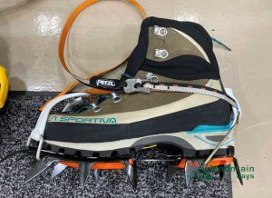 ペツルのアイゼン・バサックをスポルティバ の登山靴トランゴアルプエボに装着した写真