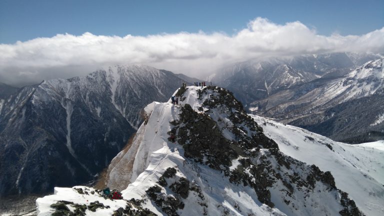 雪の西穂高岳をピラミッドピークから撮った写真
