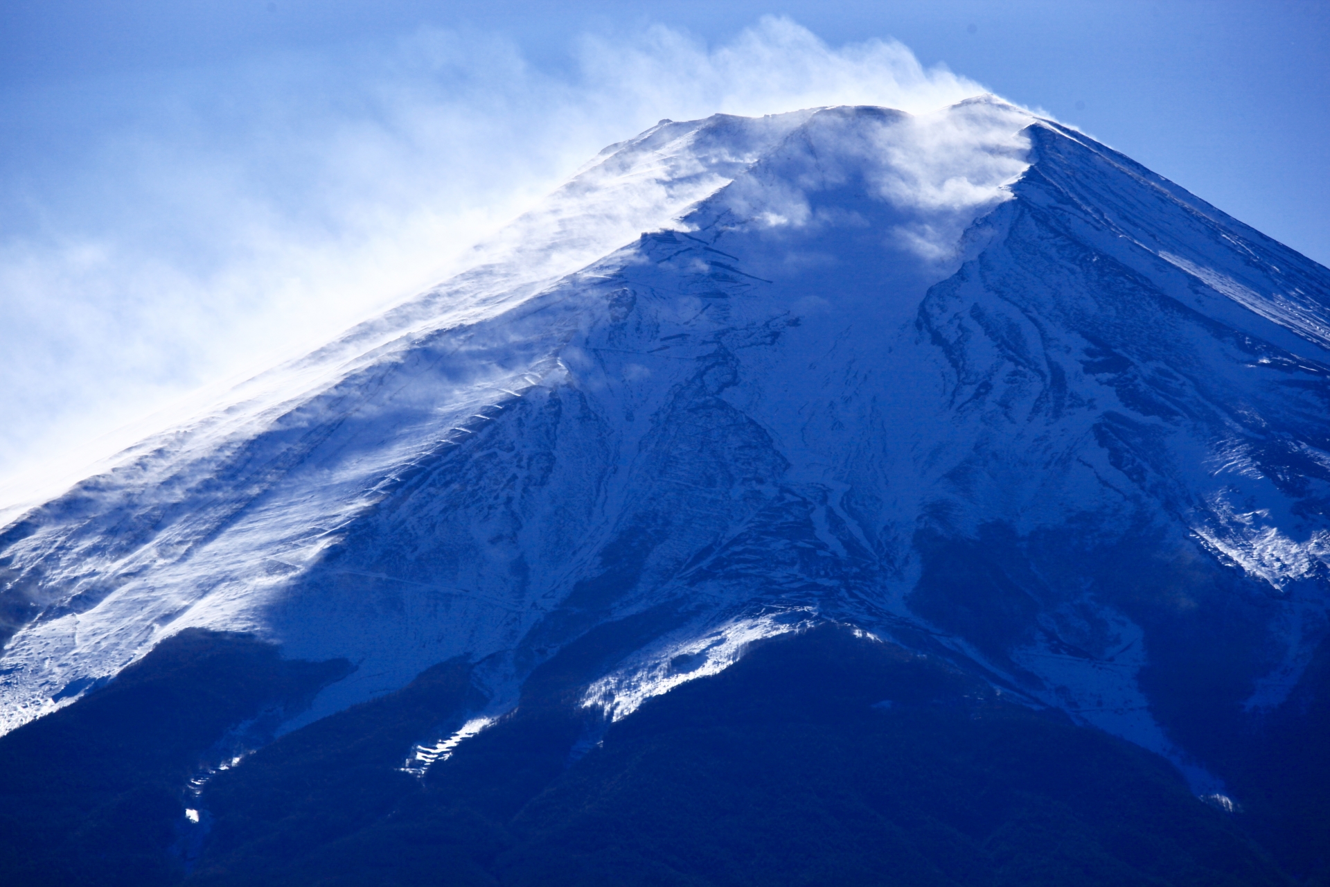 噴煙を上げる富士山を撮影した写真。